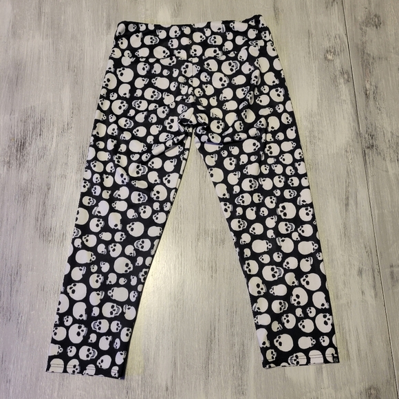 Onzie Skull Patterned Cropped Leggings - Picture 2 of 4